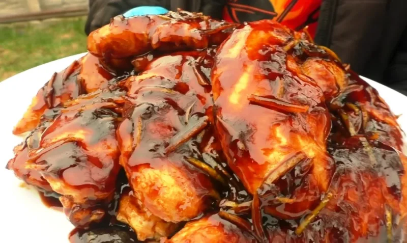 Глянцевые золотистые кусочки куриного филе в пикантном лимонно-чесночном соусе Терияки